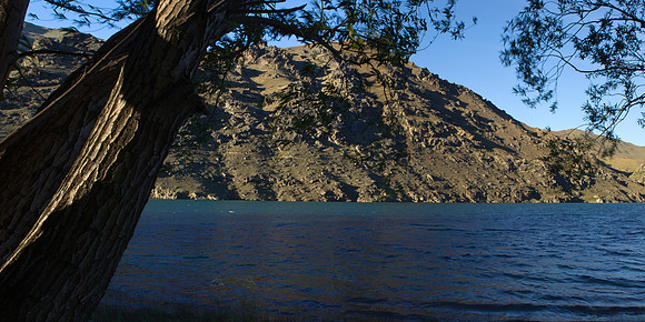 Lake Dunstan in the gorge 2