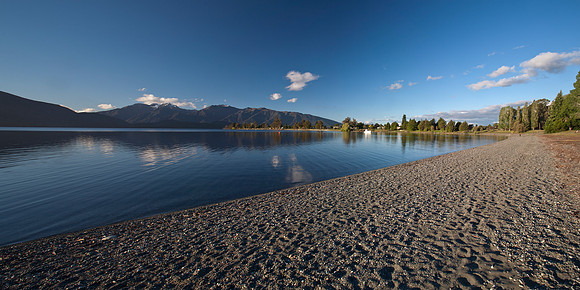 Te Anau on the shores of the lake 1