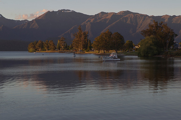 Te Anau township on the edge of the wilderness 1