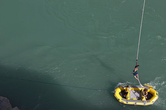 Bungy jumper retrieval raft
