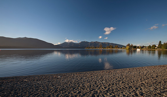 Te Anau township on the edge of the wilderness 2